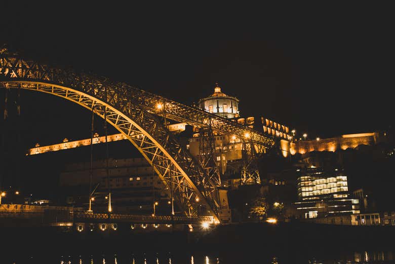 Ponte Don Luis I illuminato di sera