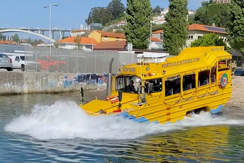 L'autobus anfibio salpa sul Duero