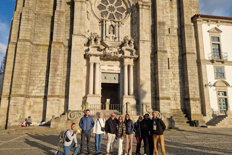 Foto di gruppo davanti alla cattedrale gotica
