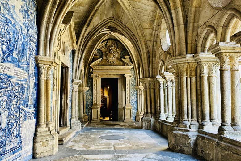 Uno dei corridoi del chiostro della cattedrale