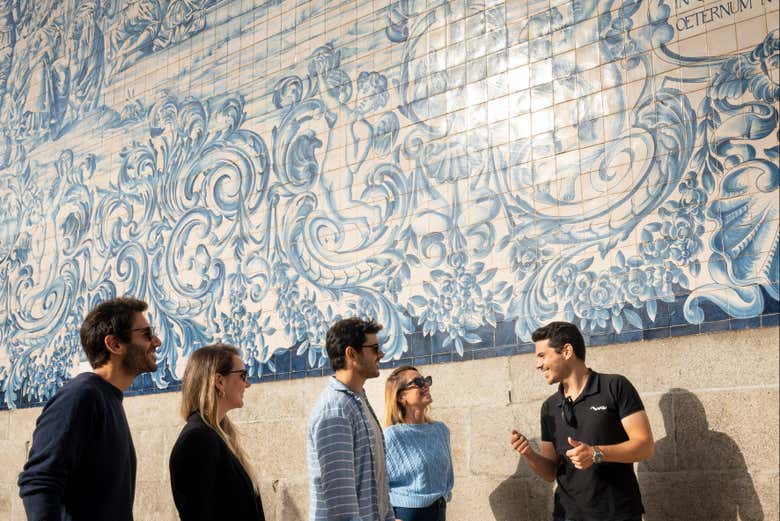 Contemplando le piastrelle della stazione di São Bento