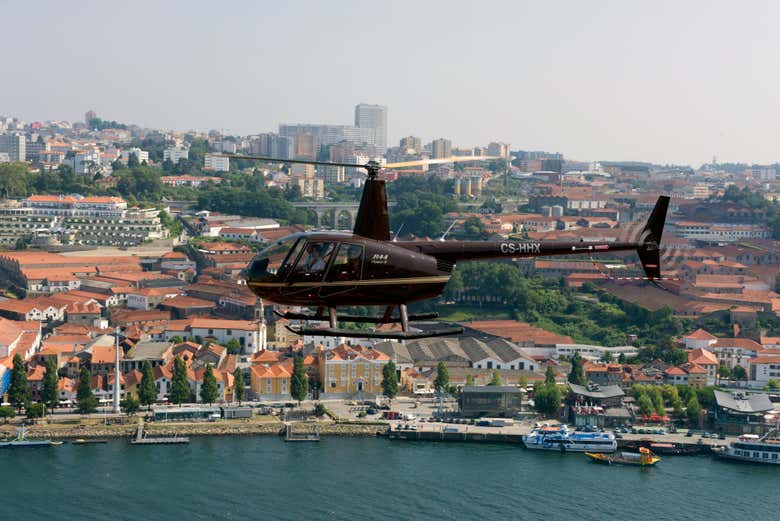 Elicottero che vola sul Duero e su Porto